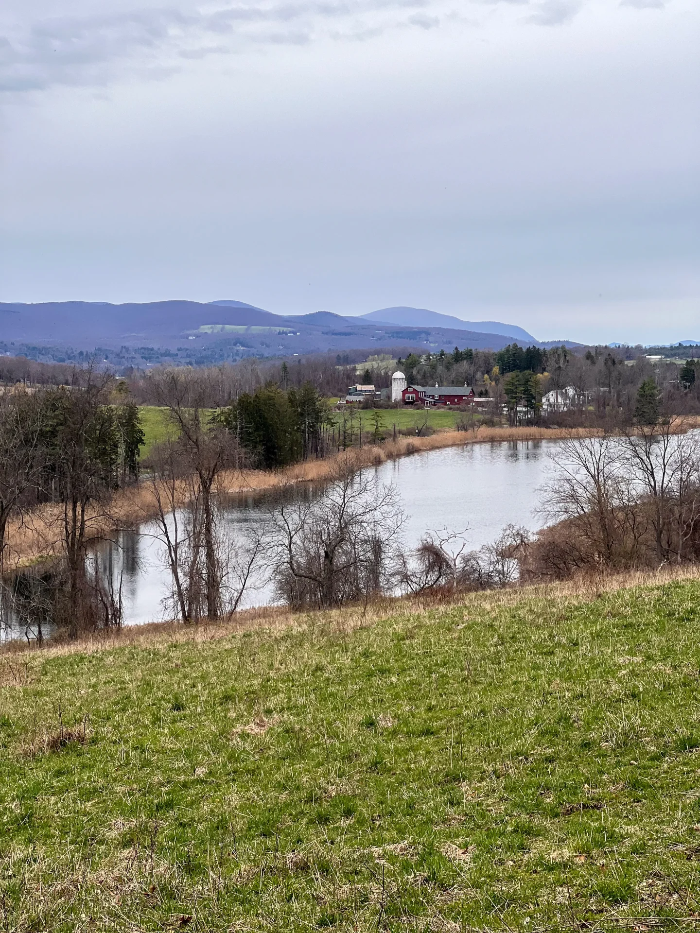 mary moore cliff trail in sharon ct in early spring