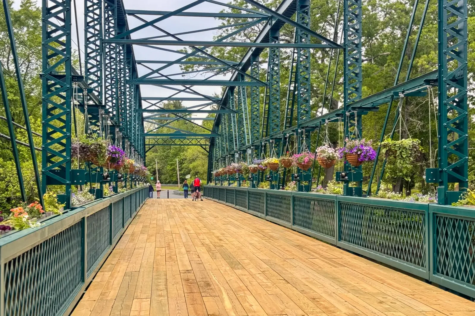 drake hill flower bridge in simsbury connecticut an amazing thing to do walk over the bridge lined with hanging flowers.